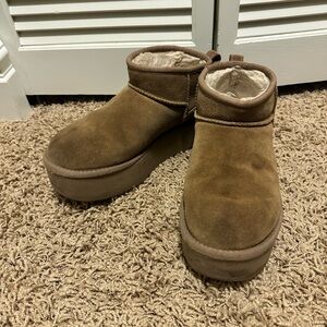Ugg Mini Platform size 8
